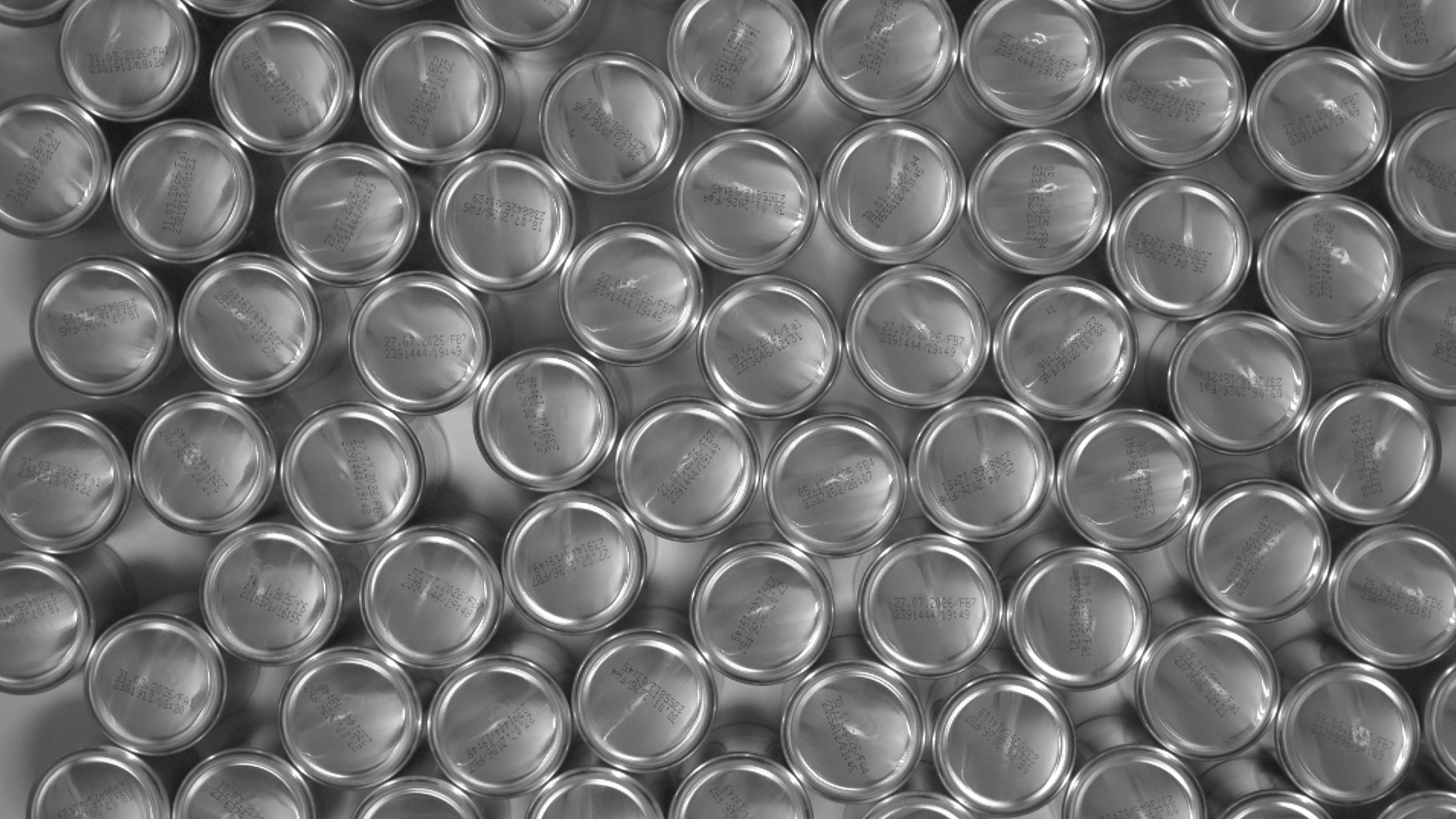 在3米宽的大型传送带上输送的罐子