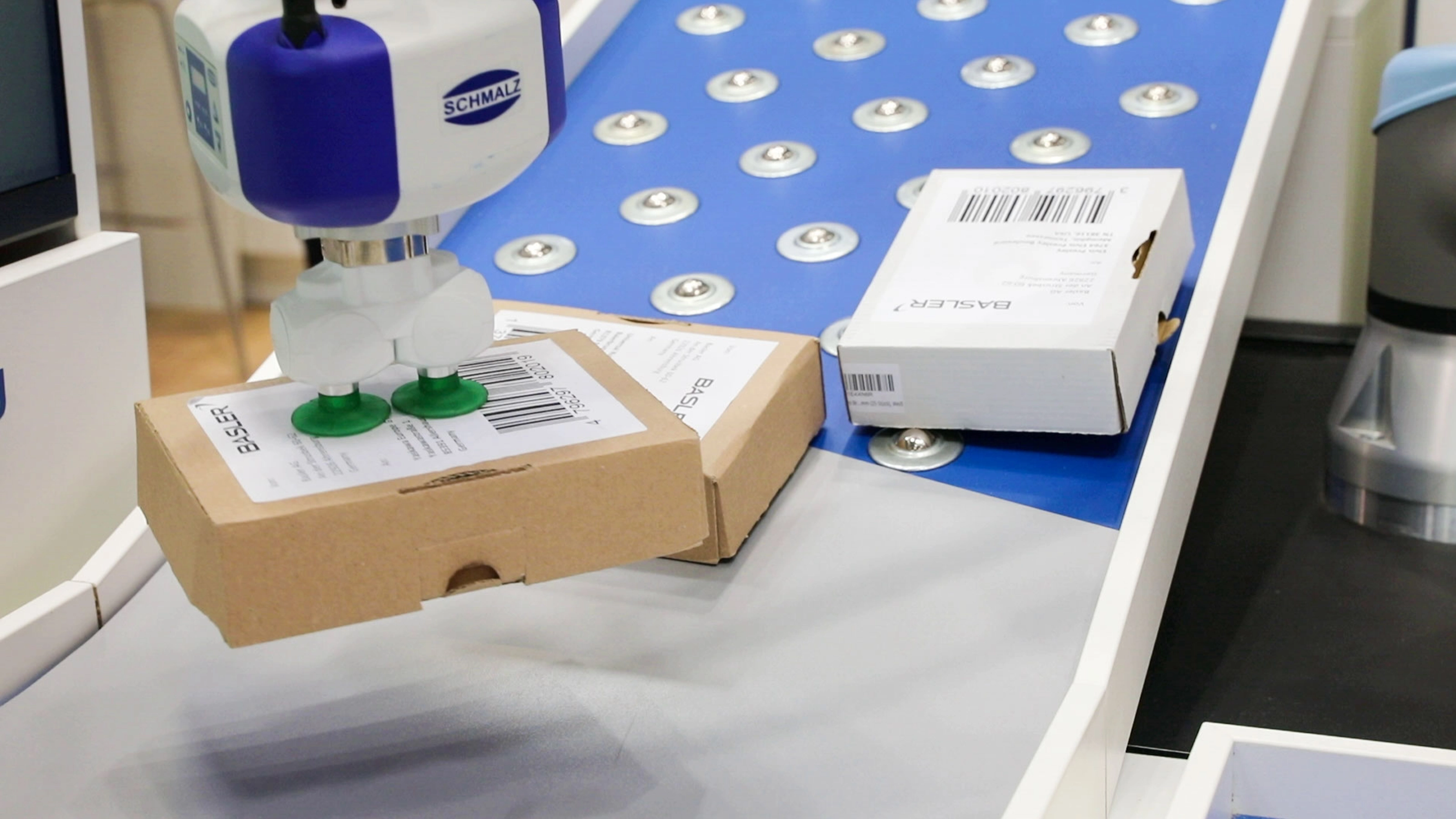 借助3D视觉技术，机器人能够可靠地抓取包裹，不会造成货物损坏。